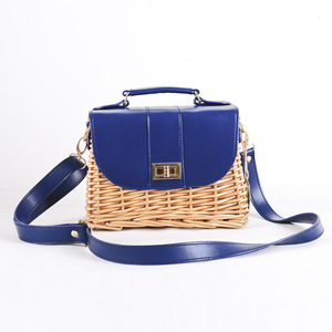 OEM ODM Lady's Woven Rattan Bag Estilo natural hecho a mano con forro <span class=keywords><strong>de</strong></span> lino Decoración <span class=keywords><strong>de</strong></span> remache y correa <span class=keywords><strong>de</strong></span> <span class=keywords><strong>cuero</strong></span> para el hombro - Product Image 2
