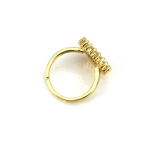 Cobre Iced Out Diamonds 26 Mayúsculas Baguette Zircon Anillo inicial de moda - Product Image 5