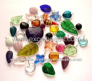 Pendentifs en verre soufflé à la main de qualité supérieure en rouge, vert et bleu pour la fabrication de bijoux décoratifs et la suspension, par Excel Exports - Product Image 2