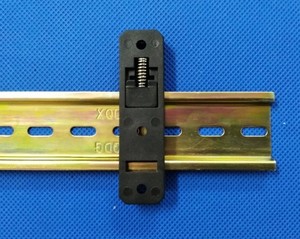 20mm <span class=keywords><strong>Din</strong></span> Rail clip BR-<span class=keywords><strong>233</strong></span> En Plastique standard rail clip - Product Image 1