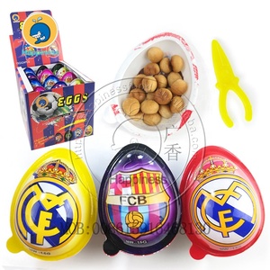 Huevo <span class=keywords><strong>de</strong></span> <span class=keywords><strong>chocolate</strong></span> con galleta sorpresa fútbol privado personalizado Halal - Product Image 1