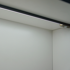 A2208 luz suave incluso brillante <span class=keywords><strong>hacia</strong></span> el armario interior Sensor de movimiento interruptor diferente Color empotrado armario Led tira de luz - Product Image 6