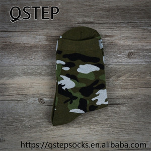 Camuflaje al por mayor del deporte de la aduana que funciona los calcetines digitales de la impresión - Product Image 3