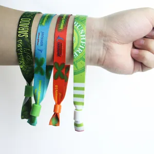 Il trasporto di disegno di plastica scivolo a tubo di blocco personalizzato tessuto panno wristband per eventi