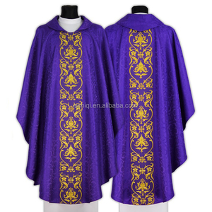 Chasuble d'église blanche de diacre avec bande dorée en jacquard et doublée en satin - Product Image 1
