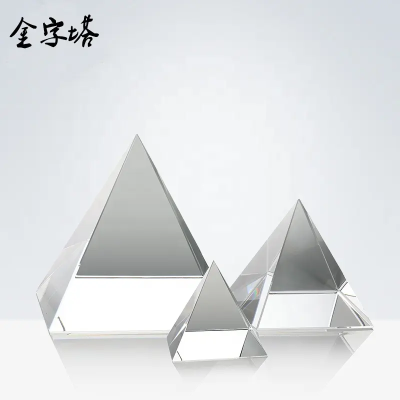 도매 저렴한 크리스탈 유리 피라미드 문진 맞춤 3D 레이저 조각 크리스탈 피라미드 비즈니스 선물