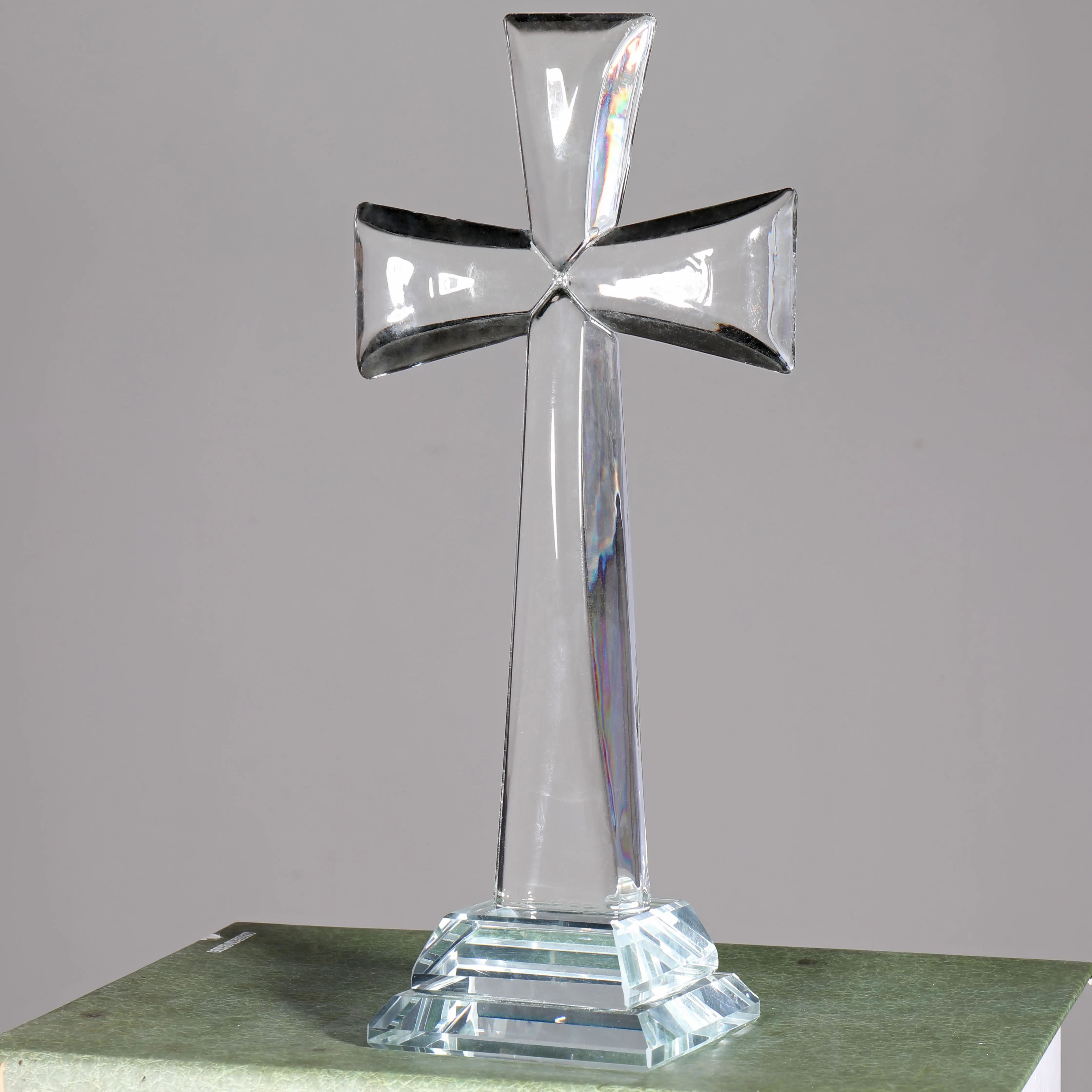 MH-JB0146 Neues Design Kunden spezifische personal isierte Gravur Kristallglas Kreuz Home Decoration Religiöse Geschenke Kristall kreuz