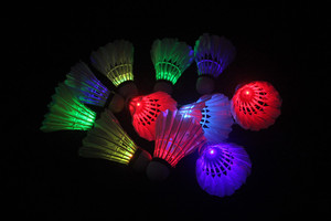 ลูกแบดมินตัน LED ส่องสว่าง สีสันสดใส ไฟกระพริบสำหรับเล่นกลางคืน ทนทาน ใช้ได้ทั้งในร่ม/กลางแจ้ง เหมาะสำหรับการฝึกซ้อมในสโมสร - Product Image 2