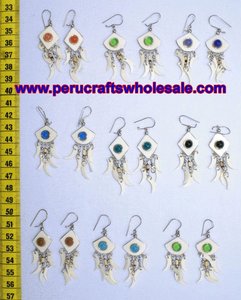 Vente en gros de boucles d'oreilles pendantes en os à la mode avec sculpture blanche sur la nature péruvienne bijoux artisanaux - Product Image 3