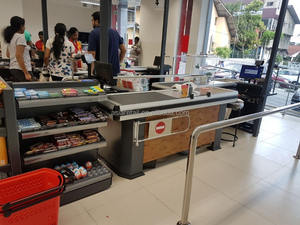 Banco Cassa Motorizzato con Nastro Trasportatore, Nuovo Design in Colore Legno per Centri Commerciali - Product Image 4