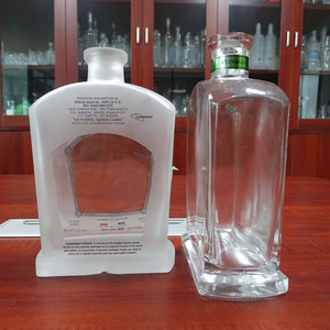 Bouteilles semi-givrées de 750 ml pour pisco, bouteille en verre carrée française transparente - Product Image 1