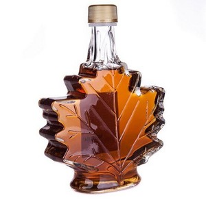 Bouteille en verre en forme de feuille d'<span class=keywords><strong>érable</strong></span> unique de 50 ml, 100 ml, 250 ml, bouteille de boisson en verre, bouteille de <span class=keywords><strong>rhum</strong></span> foncé avec bouchon <span class=keywords><strong>à</strong></span> vis, prix d'usine - Product Image 1