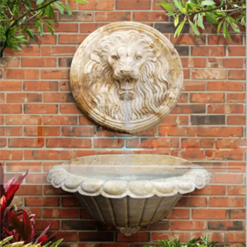 Jardín mano tallada antigua pared de piedra fuente de agua con cabeza de león