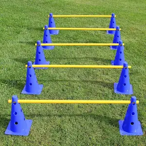 敏捷训练障碍锥设置与孔足球训练跳跃障碍