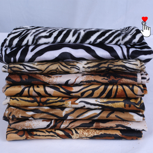 Tissu de fausse fourrure en velours Polyester de meilleure qualité, tissu de maison en peluche imprimé à motifs d'animaux - Product Image 2