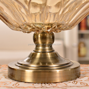 أطباق تقديم زجاجية على شكل ورقة شجر مع حامل معدني لتقديم الفاكهة - Product Image 4