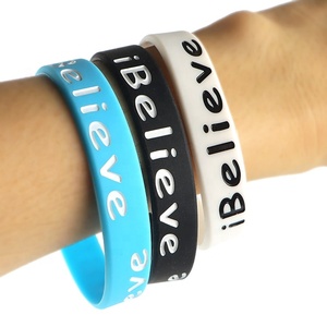 U-Meking Bracelet en silicone personnalisé-Logo gravé Faith <span class=keywords><strong>Creed</strong></span> WWJD Bracelet de croyance pour athlète cadeau de mode en gros - Product Image 3