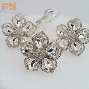 Design all'ingrosso della fabbrica a forma di fiore di cristallo strass tovaglioli anelli per la decorazione della tavola della festa di nozze