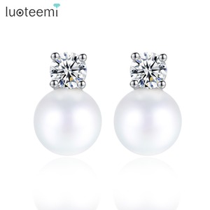 LUOTEEMI, Nuevos Aretes de Moda con Perlas Cultivadas y Circonita Cúbica Transparente de Corte Redondo para Mujer, Joyería, Brinco - Product Image 1