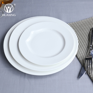 <span class=keywords><strong>Vaisselle</strong></span> d'hôtel horeca de banquet avec logo personnalisé à bas prix assiettes rondes <span class=keywords><strong>en</strong></span> <span class=keywords><strong>porcelaine</strong></span> blanche <span class=keywords><strong>en</strong></span> vrac pour mariage - Product Image 1