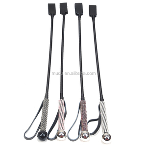 แส้หนังเทียมด้ามยาวประดับเพชรเทียม สำหรับ BDSM ใช้สำหรับพันธนาการและตี - Product Image 2