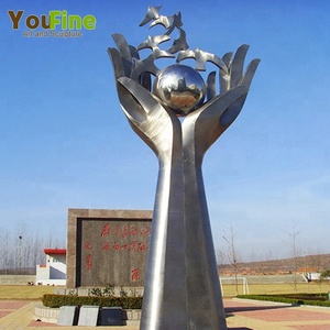 Urbano Holding Sphere Grandi Mani Scultura Con Colomba - Product Image 1