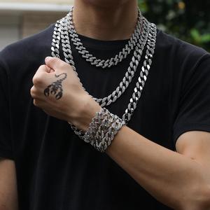 Nuovo <span class=keywords><strong>Set</strong></span> di Gioielli alla Moda con <span class=keywords><strong>Bracciale</strong></span> <span class=keywords><strong>e</strong></span> <span class=keywords><strong>Collana</strong></span> a Catena Cubana Miami con Diamanti Sintetici per <span class=keywords><strong>Uomo</strong></span> - Product Image 2