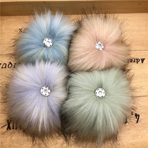 Trong Kho Màu Hồng Màu Xám Trắng Màu Sắc Hỗn Hợp Giả Poms Pom Lông Snap On Fluffy Vegan Lông Bóng Chất Lượng Cao Có Thể Tháo Rời Faux Fur Pompoms - Product Image 2