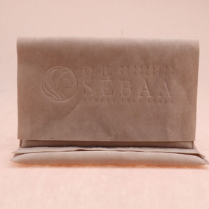 Özel kabartmalı logo takı paket ambalaj eko kadife çanta takı yüzük ambalaj için süet mikrofiber takı kılıfı flap ile - Product Image 1