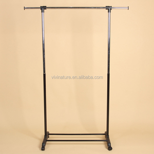 Porte-vêtement avec une tige réglable et facile à transporter, en tissu