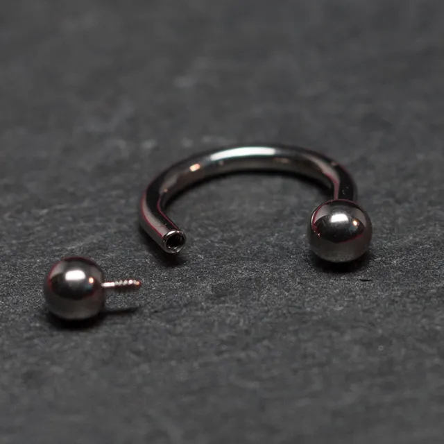 ASTM-Piercing de titanio F136 con rosca interna, anillo Circular para herradura con bolas avellanadas