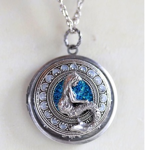 Античное матовое серебряное ожерелье-медальон русалки - Product Image 1