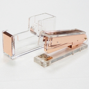 Juego de escritorio de papelería de oficina con dispensador de <span class=keywords><strong>cinta</strong></span> y grapadora acrílica dorada Husien a precio de venta directa de fábrica - Product Image 1