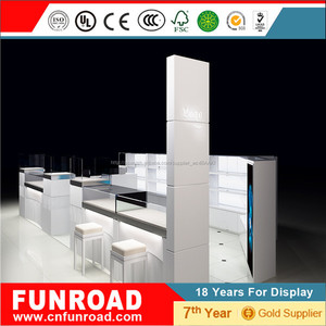 Pequeño kiosk blanco con vitrina y mostrador de la exposición para joya - Product Image 2
