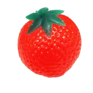 草莓形状挤压水球，通风球，水上玩具