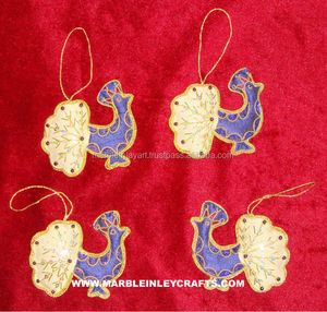 Hermosos Adornos Navideños Hechos a Mano con Zari en Forma de Pavo Real - Product Image 1