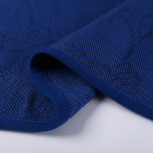 2017 mode <span class=keywords><strong>pas</strong></span> <span class=keywords><strong>cher</strong></span> promotion 1 plis bleu personnalisé à repasser tricoté jacquard <span class=keywords><strong>couverture</strong></span> chunky - Product Image 3
