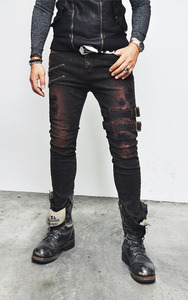 Jeans de Motociclista Ajustados Rojos Vintage con Cinturón para Hombre, Estilo Rebelde y Grunge - Product Image 2