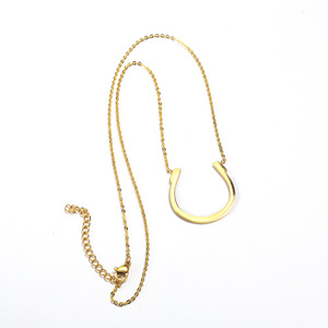 Collier en acier inoxydable plaqué or en forme de fer à cheval, collier avec pendentif lettre U - Product Image 3