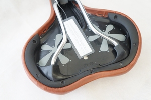 Pour <span class=keywords><strong>Velo</strong></span> Brown poignée de vélo classique <span class=keywords><strong>selle</strong></span> de vélo de Style rétro <span class=keywords><strong>confortable</strong></span> pour vélos de route caractéristique de sécurité - Product Image 3
