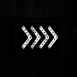 Segno di freccia lampeggiante a LED elettronico di sicurezza riflettente personalizzato giallo nero - Product Image 3