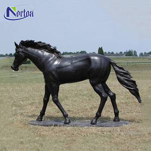 Commercio all'ingrosso della fabbrica a buon mercato a grandezza naturale bianco/nero <span class=keywords><strong>in</strong></span> fibra di vetro decorazione del <span class=keywords><strong>cavallo</strong></span> statua di arte moderna all'aperto ornamento di natale per i regali - Product Image 2