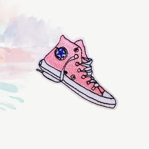 Grosir Kualitas Tinggi Tambalan Sneaker Kustom Pink, Tambalan Lencana Sepatu Besi Patch Bordir Dalam Menerima Desain Kustom