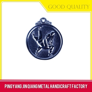 Feature régional fer laiton remorqueur guerre sport médaille de métal - Product Image 2
