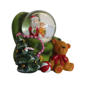 Globo di Neve Personalizzato con Orso su Albero di Natale Dipinto a Mano in Resina, Ornamento Realistico, Regalo - Product Image 4