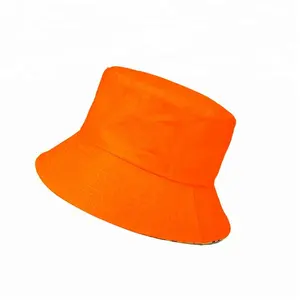 Chapéu tipo bucket hat, chapéu laranja