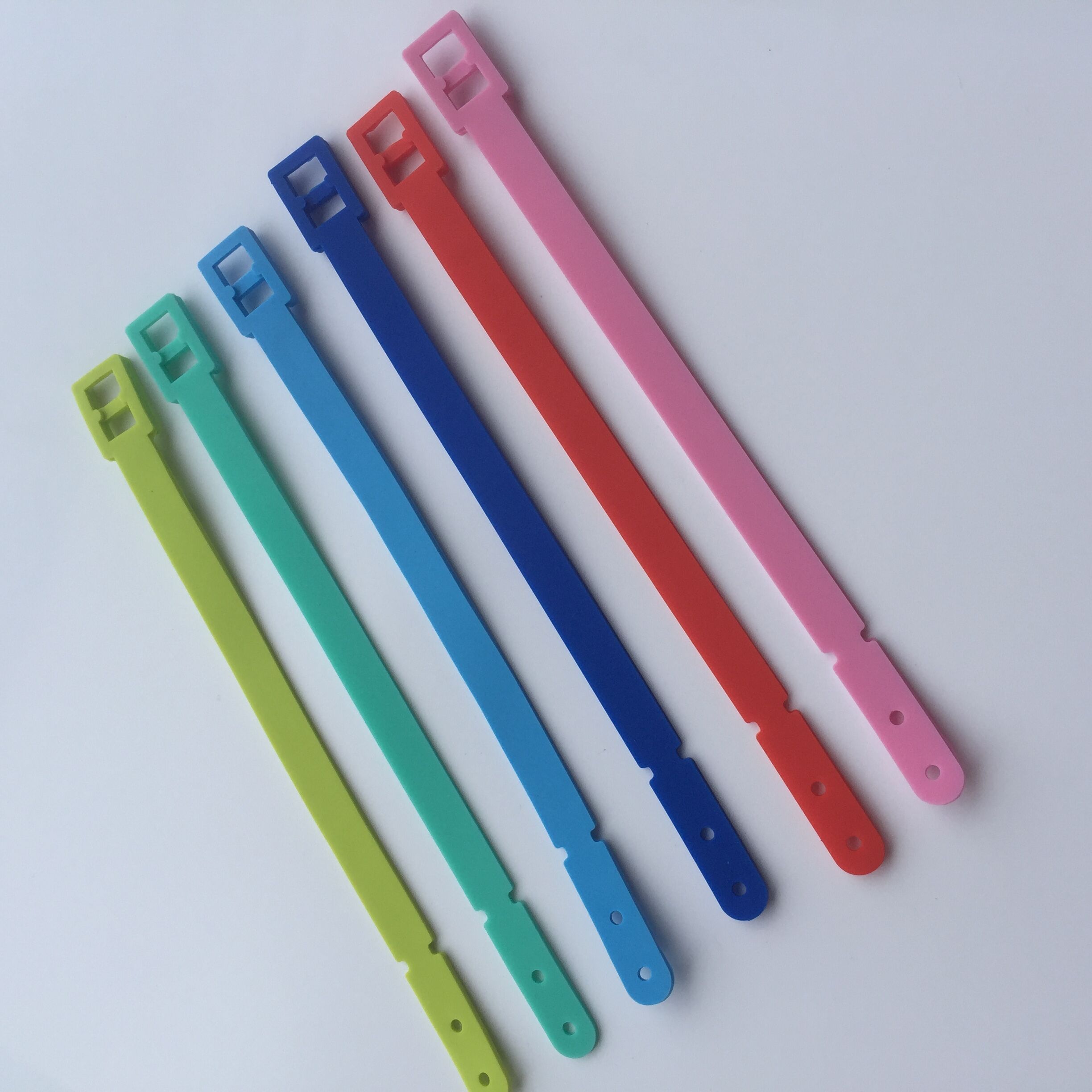 OEM ODM Acrylic Wood Silicone Beads Round Disc Necklace Lanyard Keychain ID Card Holder Beaded Lanyards for Teacher Gift