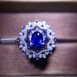 Anillo de Zafiro Azul Natural de Sri Lanka de 0.8ct con Diseño de Flor y Piedras Preciosas en Oro de 18k para Mujer - Product Image 1