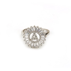 Cobre Iced Out Diamonds 26 Mayúsculas Baguette Zircon Anillo inicial de moda - Product Image 4