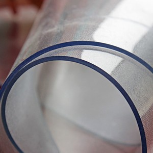 Rouleau de film PVC transparent haute résistance, qualité revêtement, feuille de vinyle souple pour la fabrication de imperméables, tabliers et manches. - Product Image 4